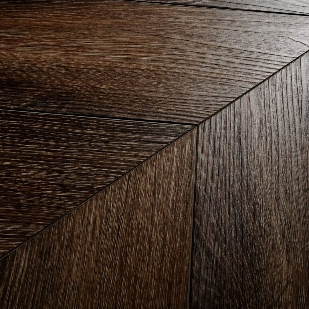 Усовершенствованный кварцевый SPC ламинат DAMY FLOOR Chevron 4V 43кл DF04-Ch Лувр Усовершенствованный кварцевый SPC ламинат DAMY FLOOR Chevron 4V 43кл DF04-Ch Лувр